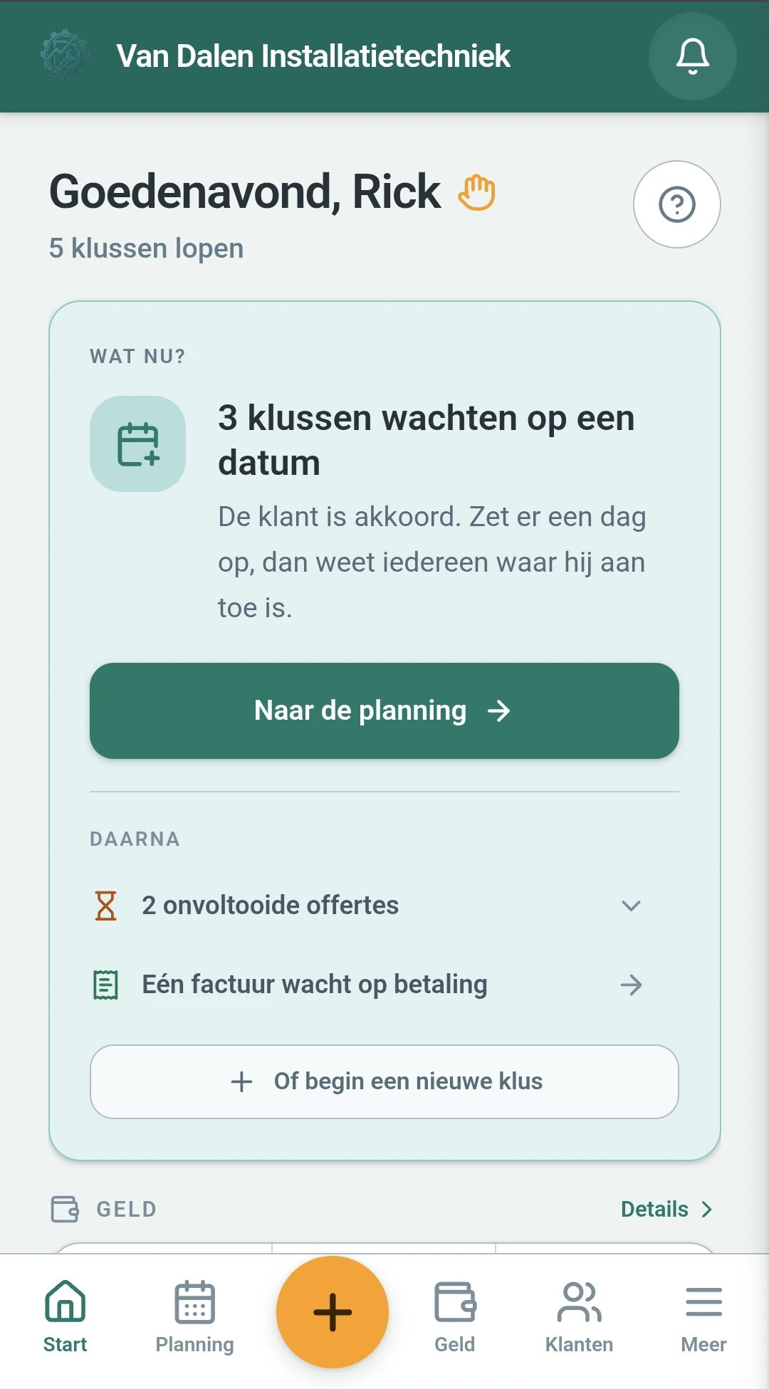 Het startscherm op een telefoon: vijf lopende klussen, drie die nog een datum nodig hebben, en de knop naar de planning.